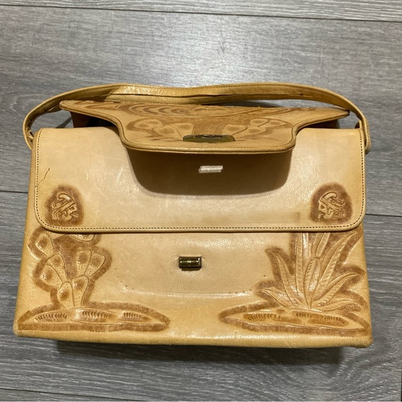 Artisan Crafted Tan Leather Shoulder Bag - Picture 2 of 10